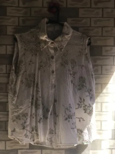 Oportunidade! Bazarzeira, brecholeiras!Blusa 2,00 vestidos 4,00