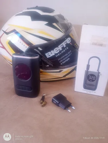 Capacete e bomba