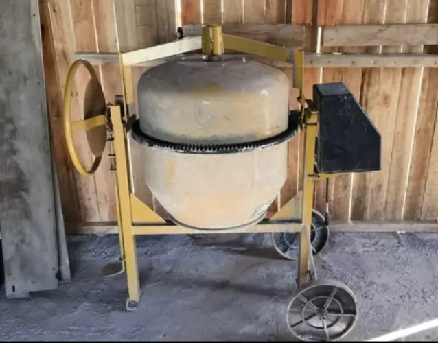 Betoneira 150 litros usada apenas 1 vez