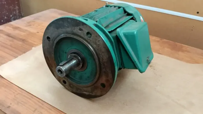 Motor elétrico Trif 1.5Kw 2cv 1740 RPM com flange, usado