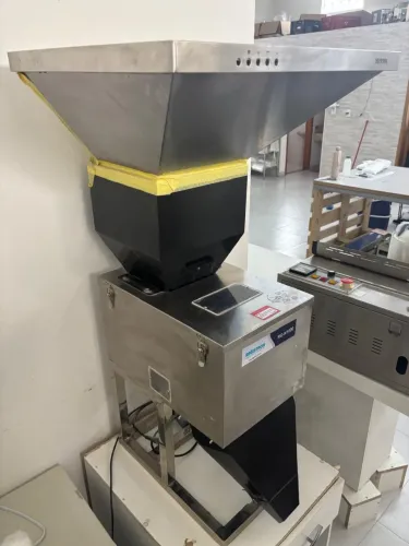 DOSADORA COM BALANÇA PARA PÓ E GRÃO RG 1000