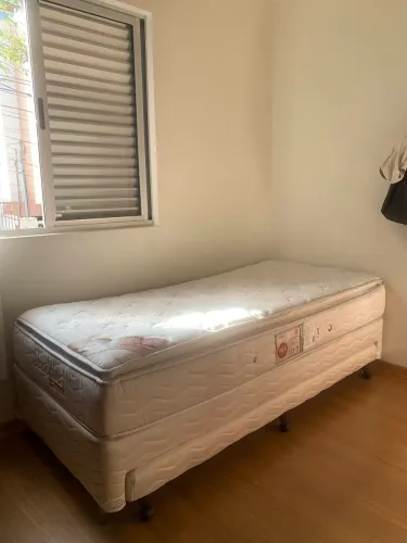 Cama e colchão solteiro king com bicama