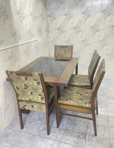 Mesa de Jantar de madeira com tampo de vidro
