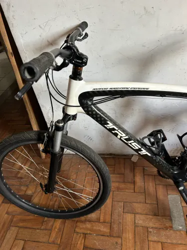 Bicicleta carbono aro 26 trust