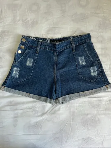 Short Jeans Tam 42 - Botões Laterais Modela Cintura