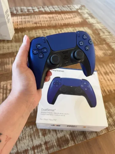 Controle DualSense azul para PS5 na caixa