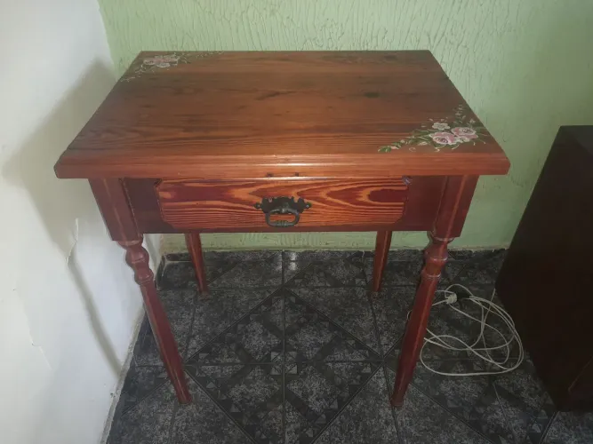 Mesa em madeira maciça . Raridade . Madeira pinho de Riga. 