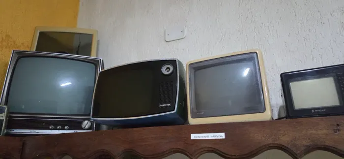 Lote com 4 TVs antiguidades