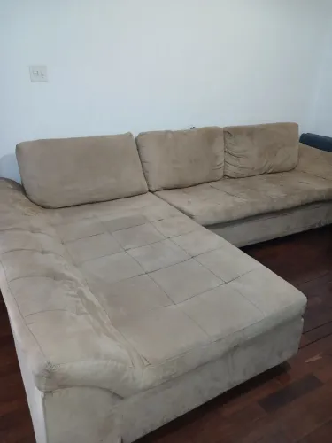 Sofá bege claro, usado. Muito confortável.  Apenas  R$500,00