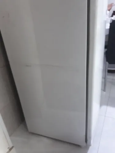 Uma geladeira Brastemp Branca 127v
