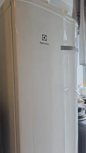 Freezer Electrolux FE27 semi-novo
