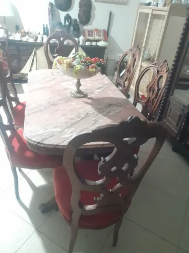Antigo jogo de mesa em madeira cerejeira e tampo mármore rosado,estilo Don josé