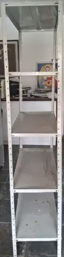 Armário Metálico aberto, usado, com 5 prateleiras.
