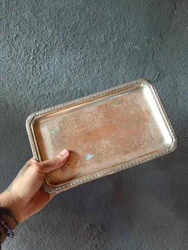 Bandeja antiga pequena de metal com banho de prata
