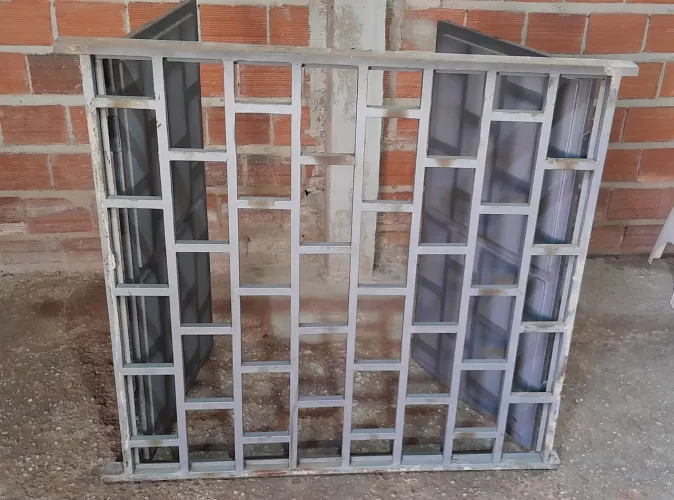 Vende se uma janela com grade