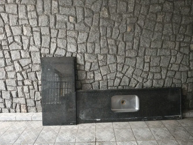 Bancada com pia de granito conservada