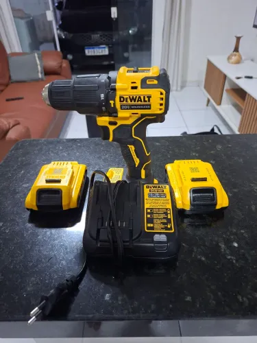 Vende-se uma parafusadeira e furadeira dewalt 