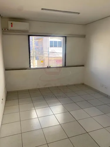 SALA COMERCIAL NO CENTRO COM 45M² DE ÁREA ÚTIL COM AR CONDICIONADO, COPINHA E BANHEIRO