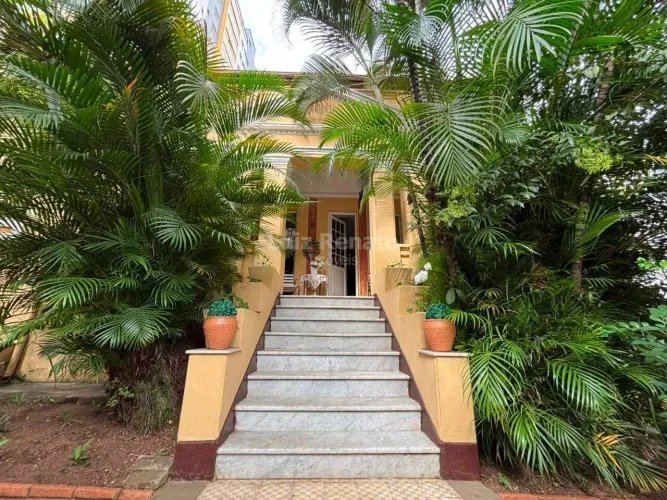 Casa para locação 6 quartos 330m² área Lourdes