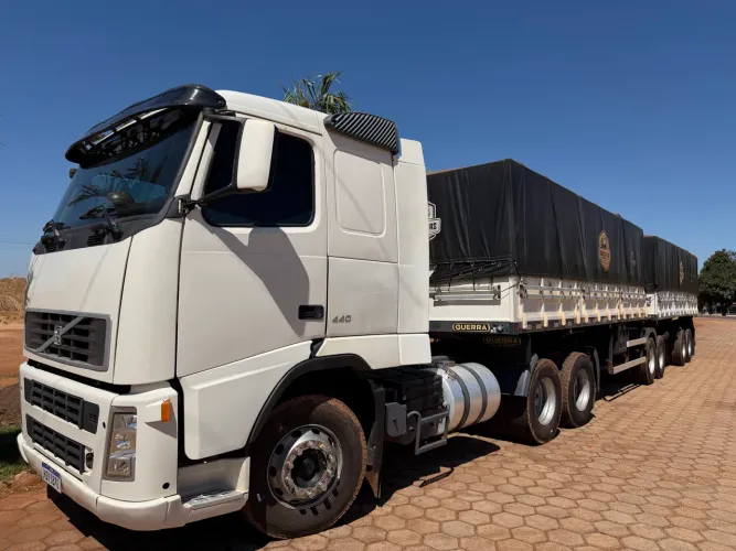 Volvo FH 440 6x2 mais carreta 2014 Randon Peneus novos no jeito de trabalha
