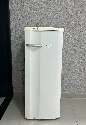 Geladeira Electrolux RE28 degelo automático está bem Nova