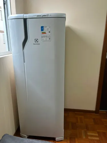 VENDO GELADEIRA NOVA, (COMPREI FAZ UM MÊS) COM MOTA FISCAL E GARANTIA ACEITO CARTÃO 