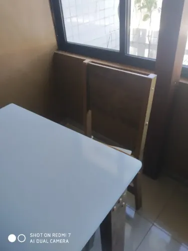 Vendo mesa de jantar com quatro cadeiras, uma com pequena avaria, perfeito estado!