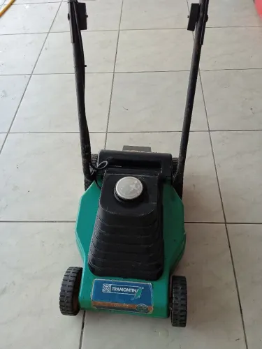 Carrinho de cortar grama 900w