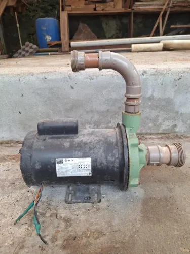 Bomba centrífuga WEG de 1,5 cv, 3530 RPM.