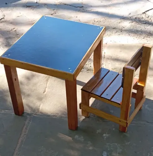 Mesa e cadeira infantil