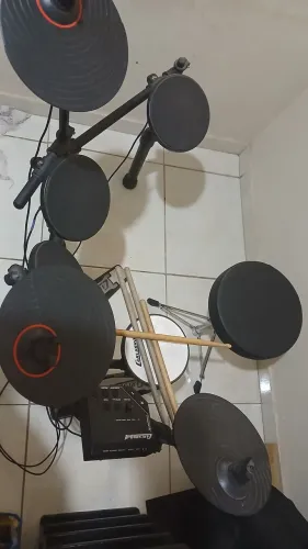 bateria eletrônica carlsbro csd100 cor preta com 2 conjunto de baquetas 5b,5a e banquinho 
