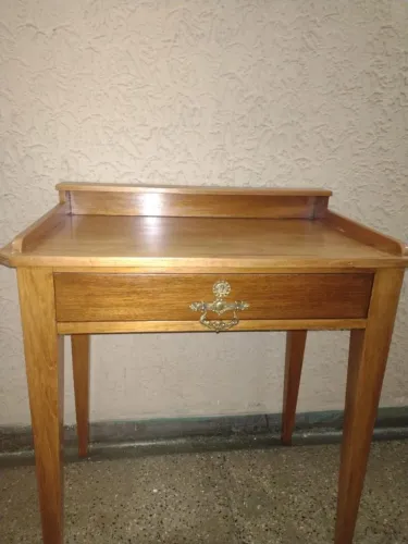 Escrivaninha vintage restaurada com madeira natural com ferragens originais em bronze.