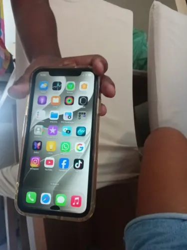 Vendo iphone 11 ,64 gigas com u a manchinha na tela q nao interferir em nada ,so chip off