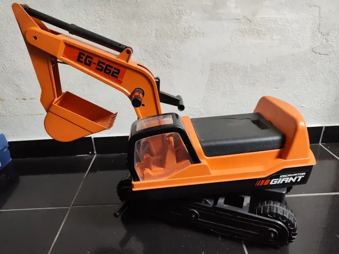 Retroescavadeira de brinquedo