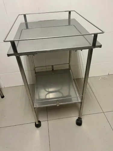 Vitrine e mesa auxiliar