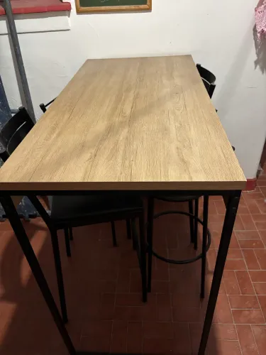 Mesa alta com duas banquetas