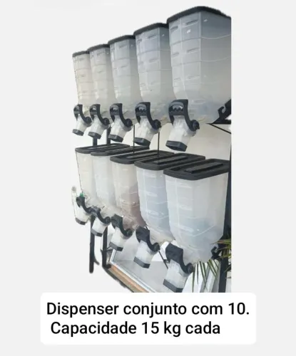 Dispenser para ração capacidade 15 kg. Com suporte para balança na lateral.