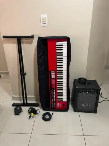 Teclado e caixa amplificada