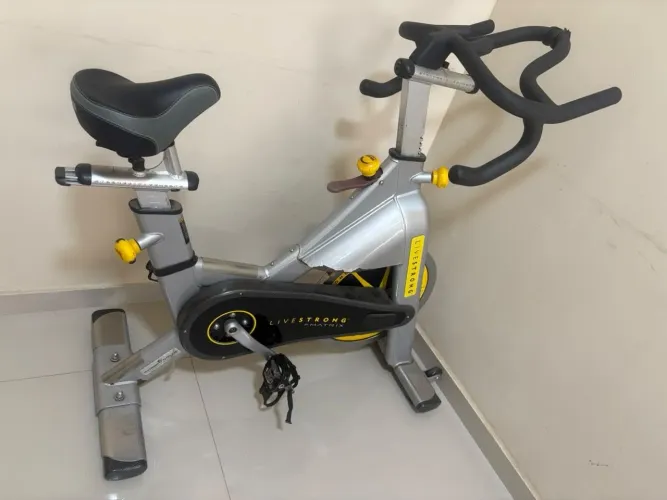 Bicicleta spinning Matrix Livestrong