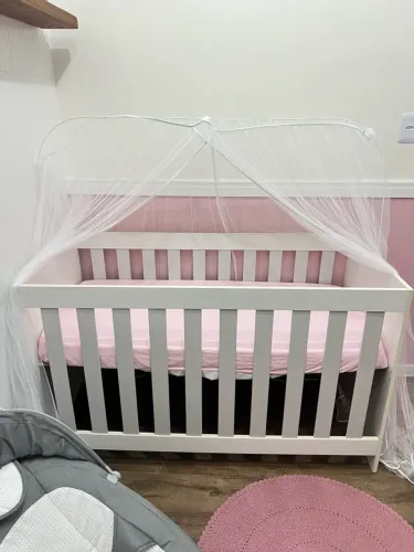 Berço em ótimo estado acompanha colchão novo, protetor de colchão e mosquiteiro.