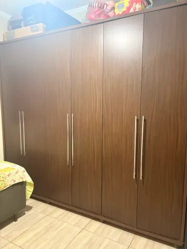 Guarda-roupa grande