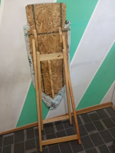 Mesa e tábua de passar o roupa