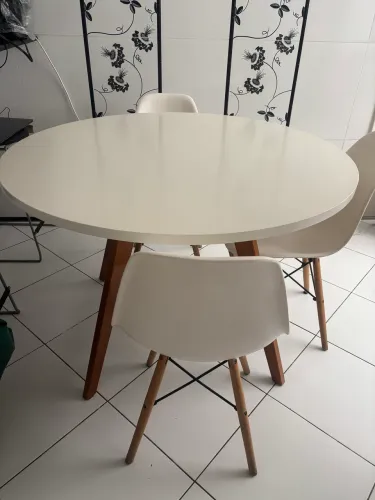 Vendo mesa 1,10m de diâmetro com 3 cadeiras