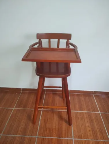 Cadeira de alimentação infantil de madeira.