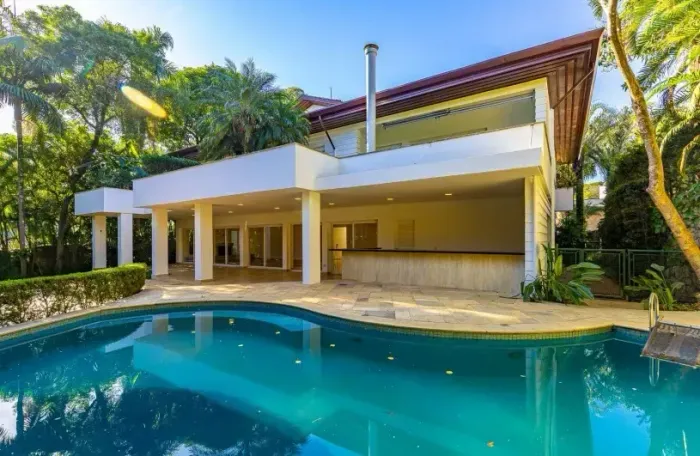 Sobrado cercado com belo jardim, piscina no coração da Chácara Flora