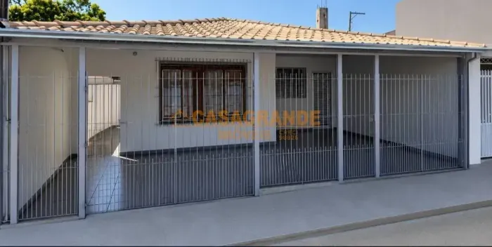 Casa para venda tem 150 ms², com 3 quartos no Jardim Ismenia