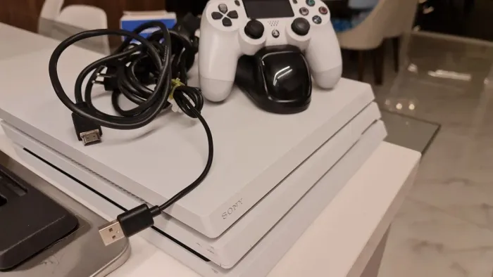 PlayStation 4 Pro 1TB Branco Destiny 2 Edição de Colecionador Semi-Novo