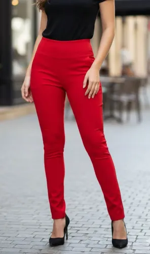 Calça vermelha com pala e com elastano tam p