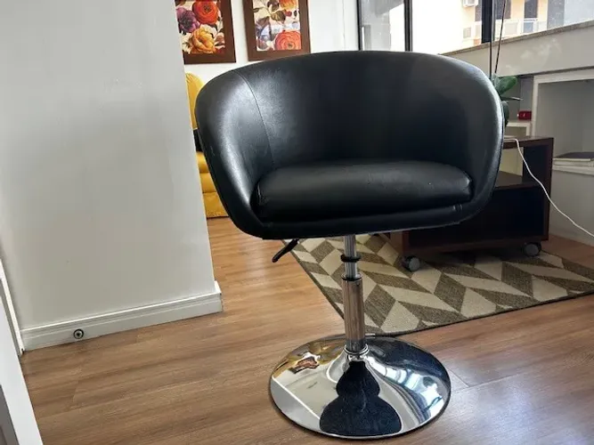 Poltrona de Couro Giratória