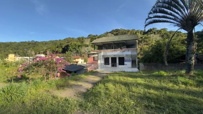 Casa comercial, com 4 pavimentos e 696 m², em Santa Isabel, Domingos Martins.